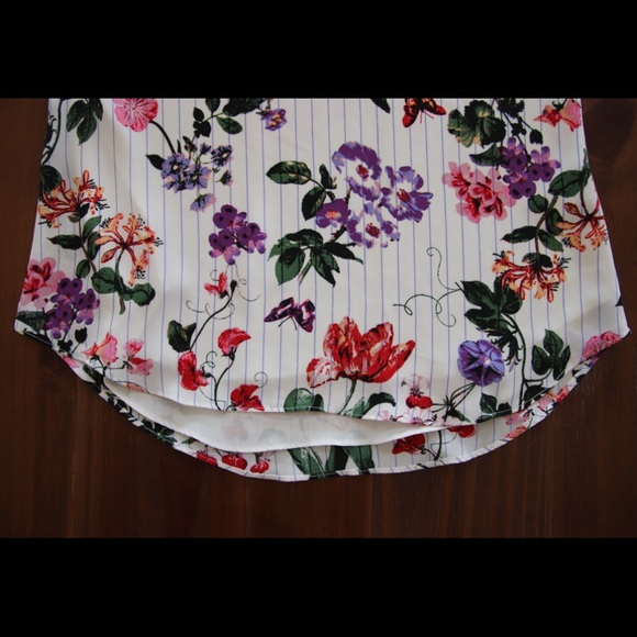 Sleeveless V-Neck Blouse - Picture 3 of 5